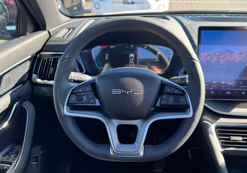 Vue frontale du volant noir du BYD SEAL U 2026 avec tableau de bord numérique et écran tactile central.
