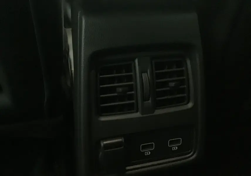Gros plan sur la console arrière du Renault Captur 2024, montrant les aérateurs et deux ports USB noirs.