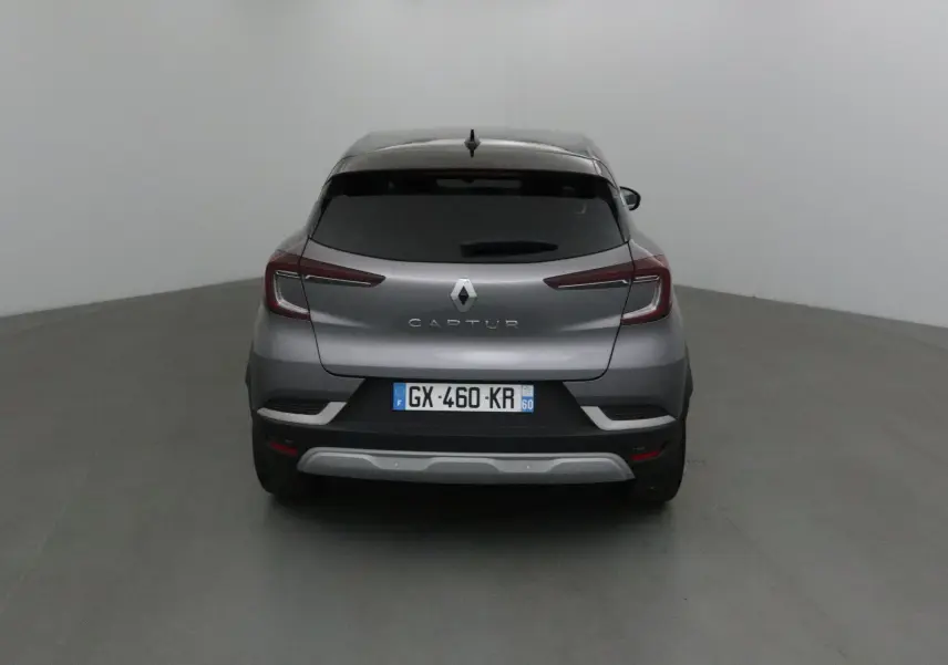 Vue arrière du Renault Captur 2024 gris Cassiopée avec toit noir et feux arrière LED fins.