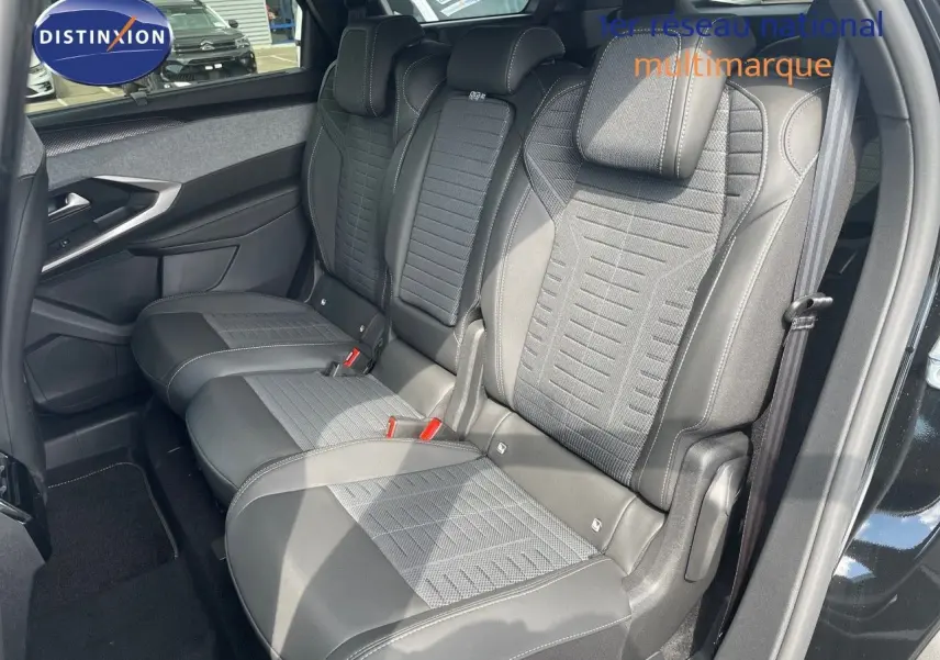 Vue intérieure côté droit des sièges arrière en cuir noir et tissu gris du Peugeot 5008 Hybrid 136ch GT 2025 noir perle métal.