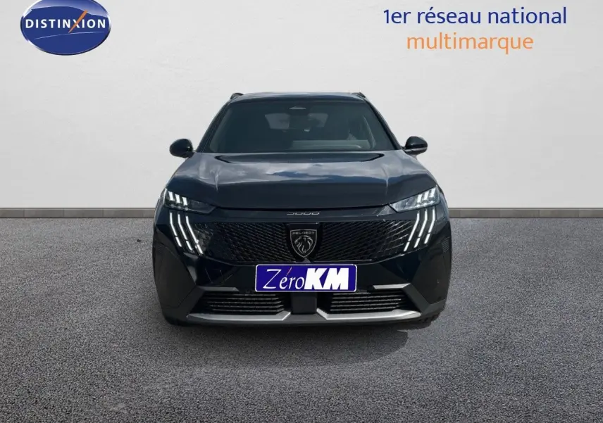 Vue frontale du Peugeot 5008 Hybrid 136ch GT noir perle métal avec feux LED distinctifs et calandre imposante.