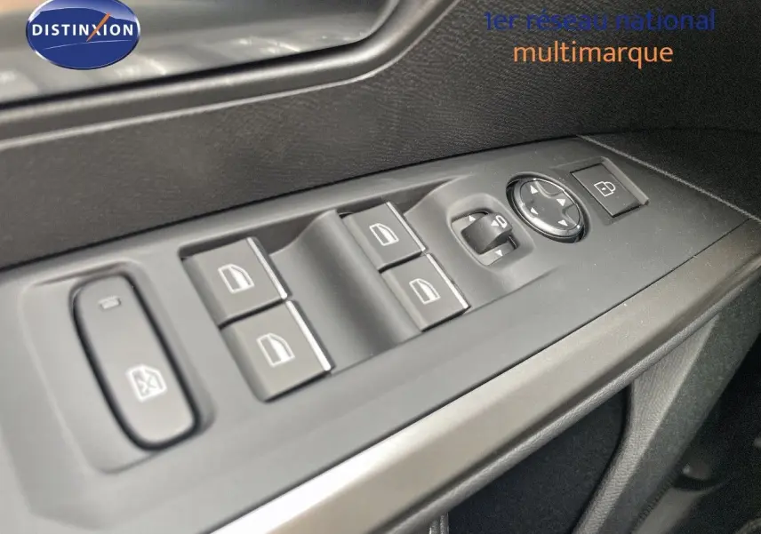 Commandes des vitres et rétroviseurs côté gauche dans l'habitacle d'un Peugeot 5008 noir perle métal 2025 hybride.