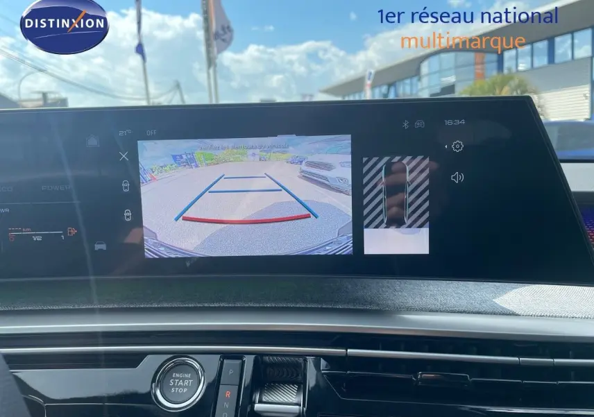 Vue intérieure du tableau de bord du Peugeot 5008 Hybrid 136ch GT, écran affichant la caméra de recul en plein jour.