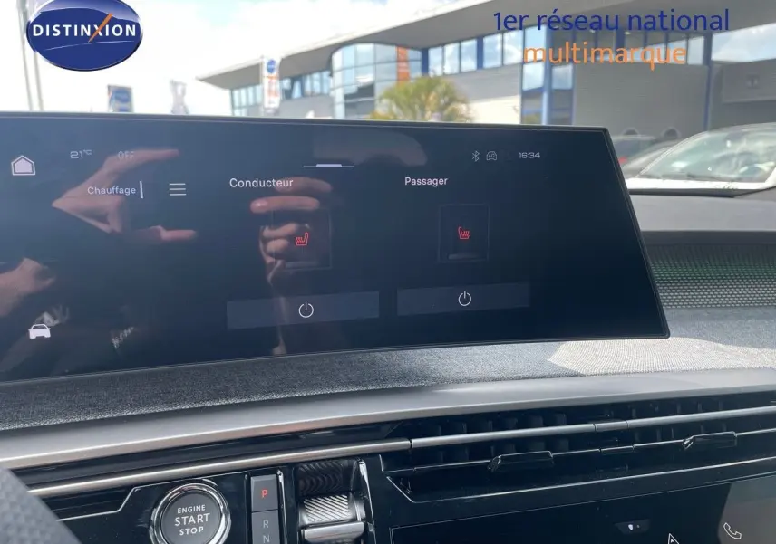 Écran tactile central affichant le chauffage des sièges dans l'habitacle moderne du Peugeot 5008 noir perle 2025.