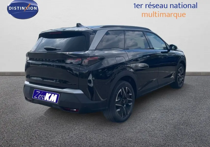 Vue 3/4 arrière droite d'un Peugeot 5008 noir perle métal avec jantes noires et vitres teintées.