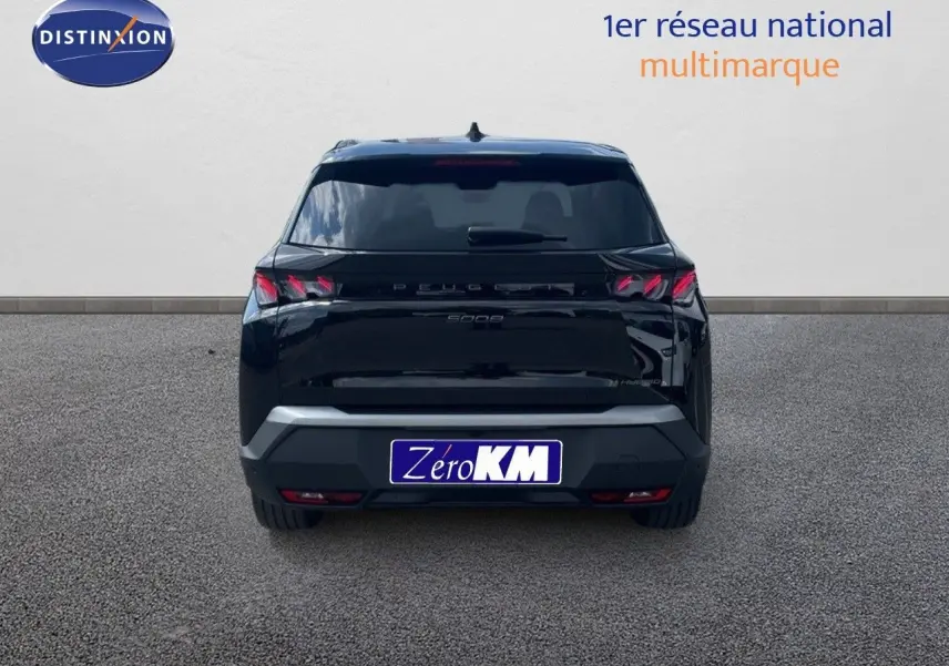Vue arrière d'un Peugeot 5008 noir perle métal 2025 hybride avec feux LED distinctifs et plaque Zero KM.