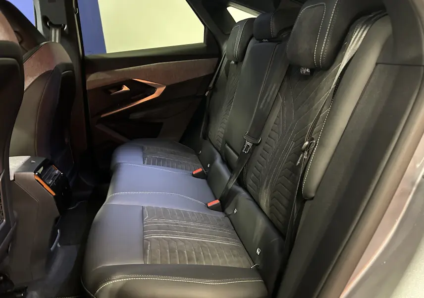 Vue latérale droite de la banquette arrière en cuir et Alcantara noir avec surpiqûres blanches du Peugeot 3008 gris Artense.