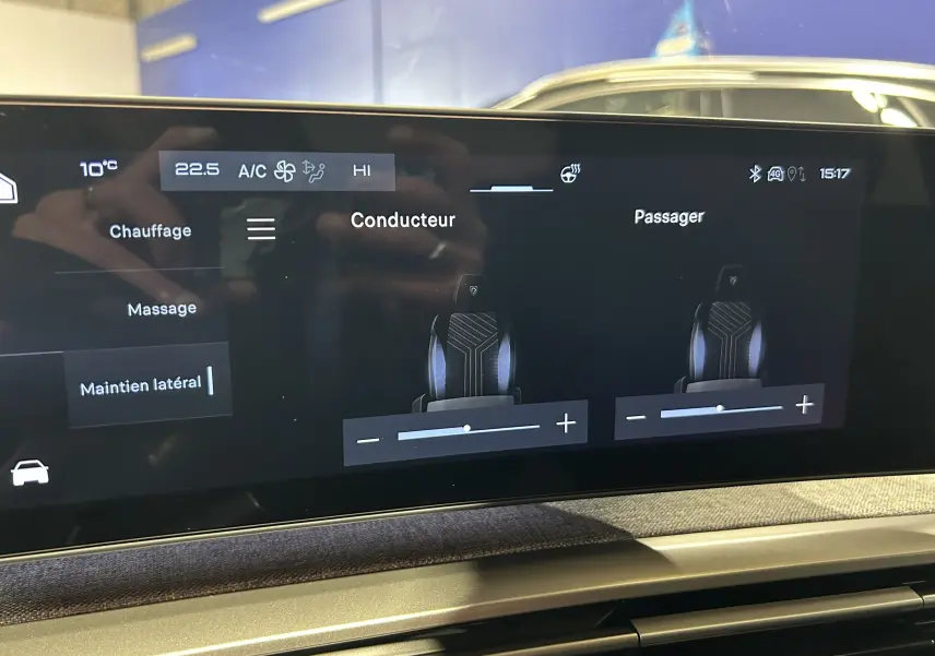 Écran tactile intérieur du Peugeot 3008 gris Artense, affichant les réglages des sièges conducteur et passager.