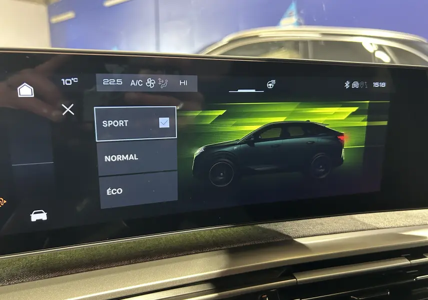 Affichage intérieur du mode conduite Sport avec vue latérale droite du Peugeot 3008 gris Artense sur écran tactile.