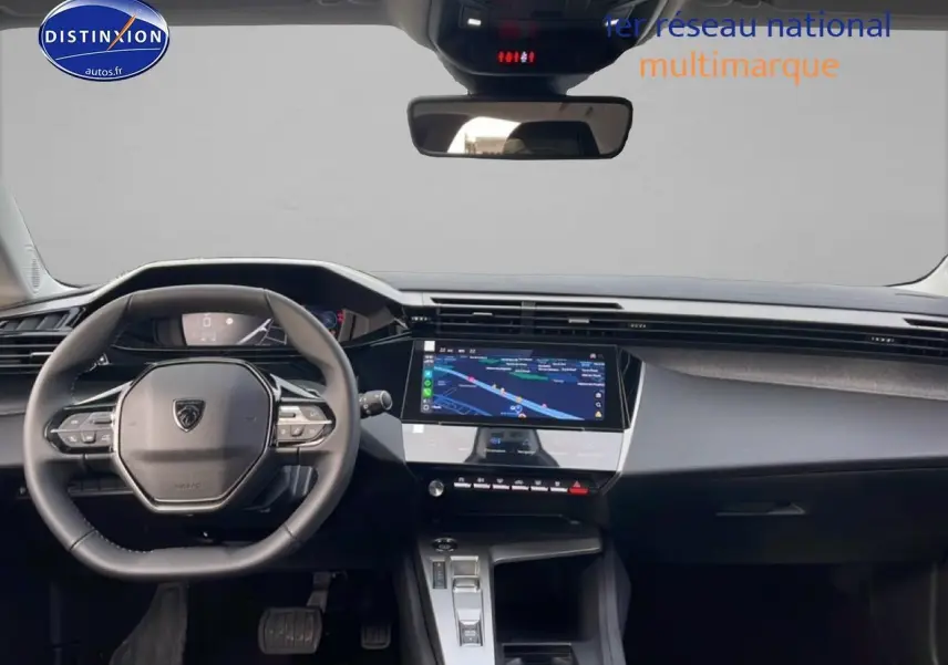 Vue intérieure du tableau de bord de la Peugeot 308 noir, avec volant multifonction et écran tactile central lumineux.