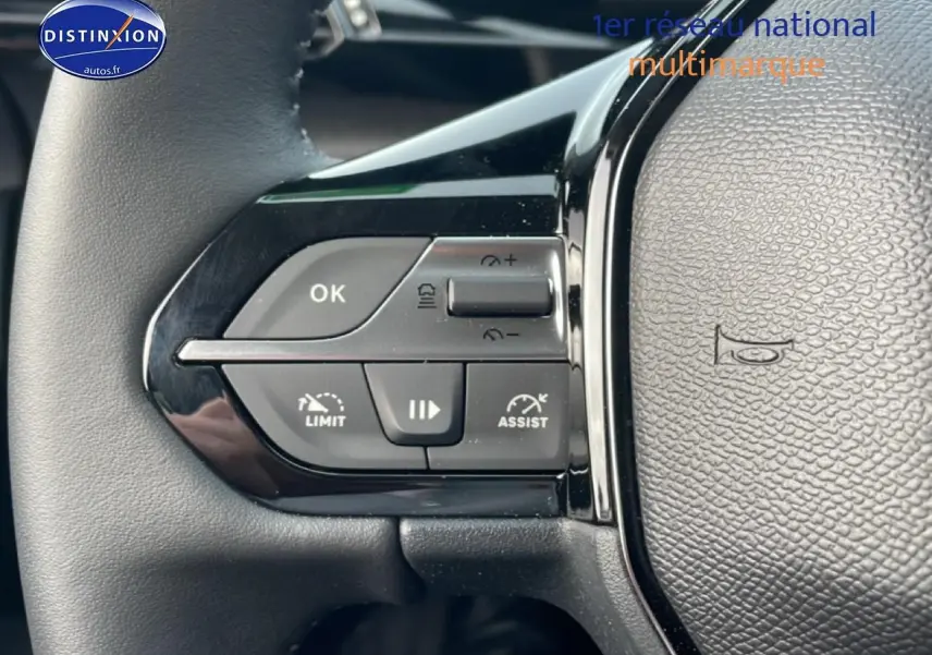 Gros plan sur les commandes gauche du volant noir de la Peugeot 308 1.2 hybrid 145 allure e-dcs6 2025.