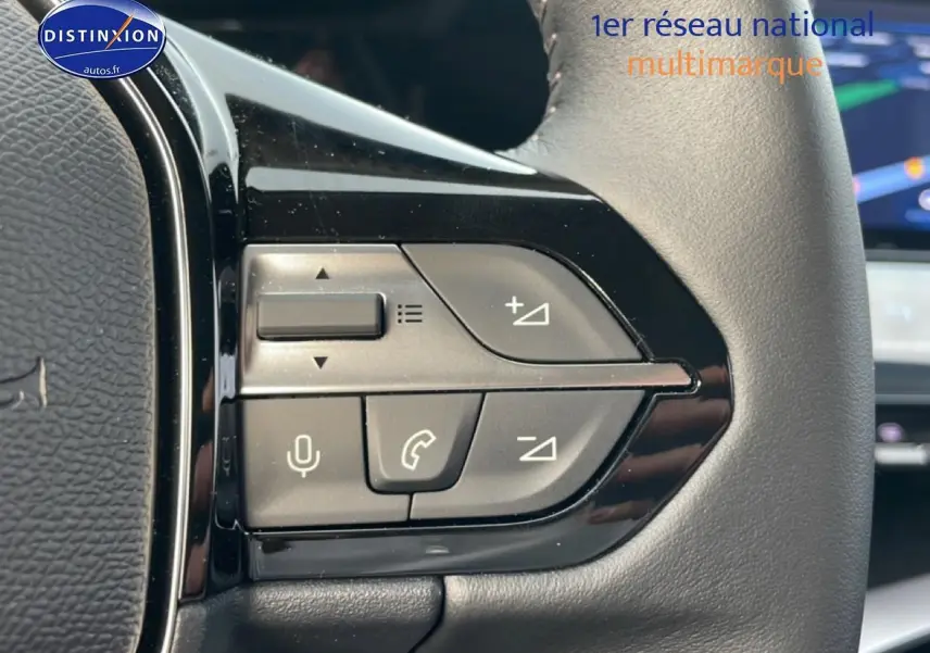 Gros plan sur les commandes du volant multifonction noir de la Peugeot 308 1.2 hybrid 145 allure e-dcs6.