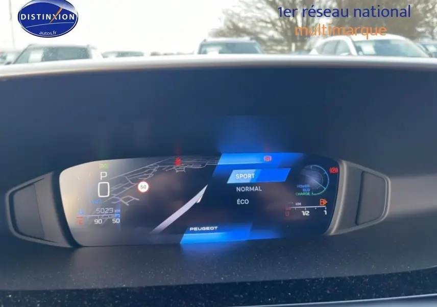 Tableau de bord numérique du Peugeot 308 hybride 2025 affichant modes de conduite et navigation.