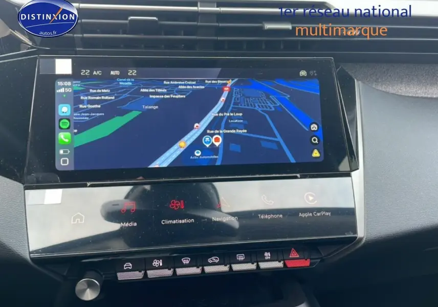 Vue rapprochée de l’écran tactile central affichant la navigation dans l’habitacle d’une Peugeot 308 noire 2025.