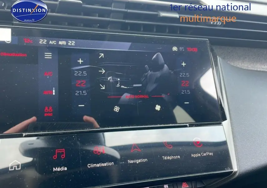 Écran tactile central en gros plan avec affichage de la climatisation dans l’habitacle d’une Peugeot 308 noire.