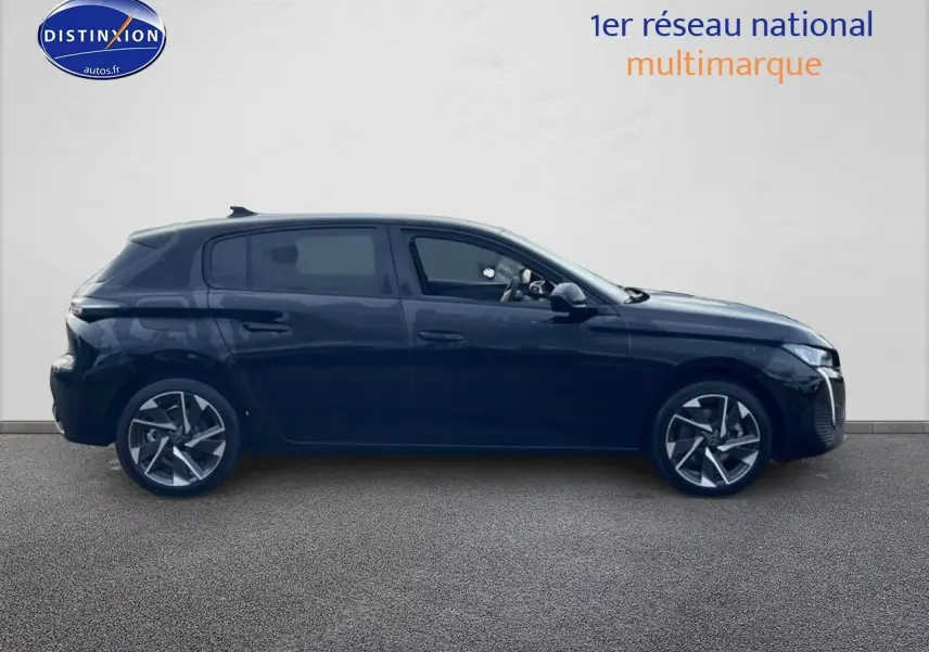 Profil droit d'une Peugeot 308 noire 2025 avec jantes alliage et vitres arrière surteintées sur fond clair.