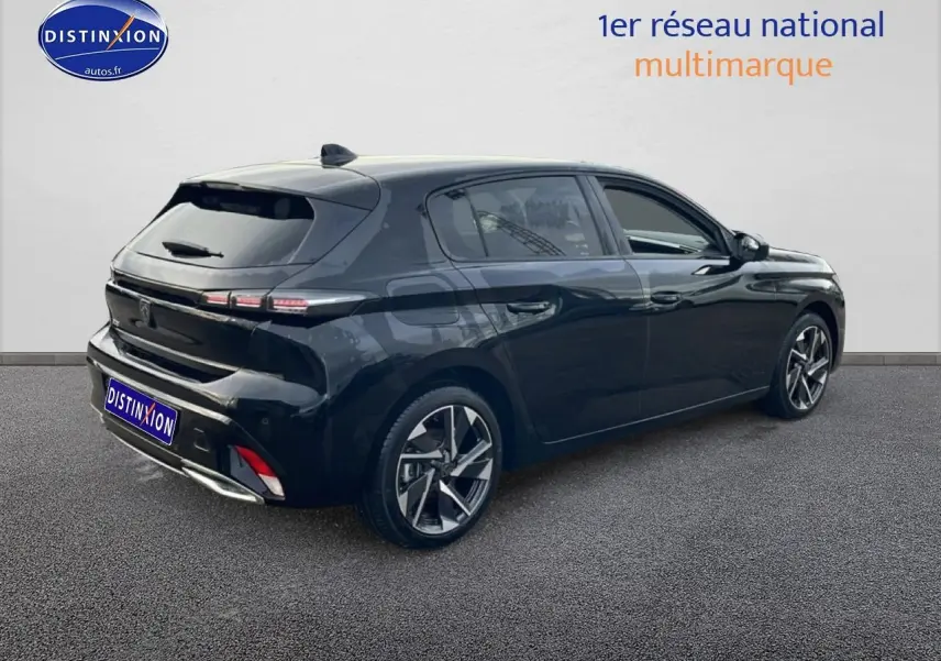 Peugeot 308 noire vue 3/4 arrière droit, avec jantes alu et feux arrière LED distinctifs.