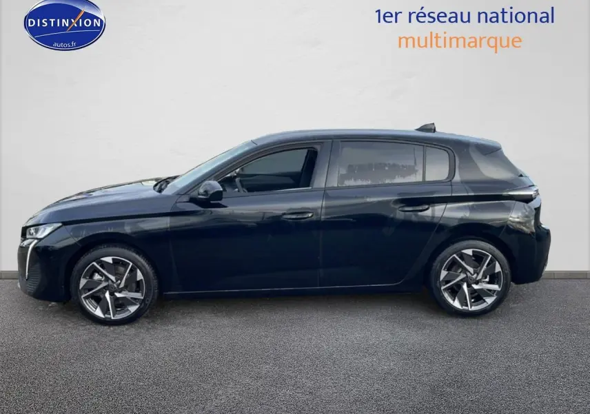 Profil latéral gauche d'une Peugeot 308 noire 2025 avec jantes alliage et vitres surteintées.
