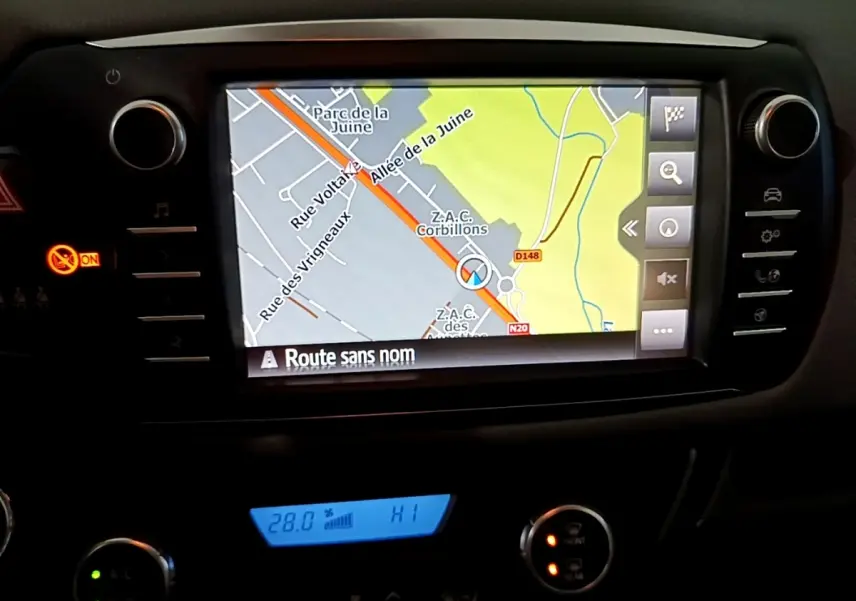 Écran tactile central de la Toyota Yaris 1.5 Hybride 2020 affichant la navigation GPS en intérieur noir.