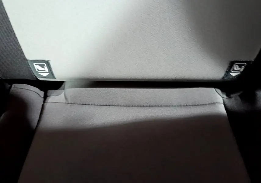 Gros plan sur la banquette arrière grise de la Toyota Yaris 1.5 Hybride 2020 avec étiquettes Isofix visibles.