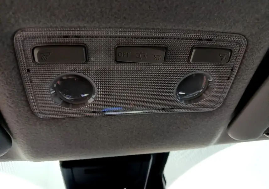 Vue intérieure en gros plan du plafonnier gris avec commandes d’éclairage de la Toyota Yaris blanche 2020 hybride.