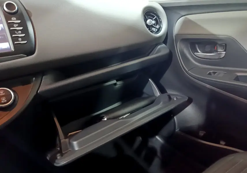 Vue intérieure côté passager de la Toyota Yaris 1.5 Hybride 2020, boîte ouverte avec tableau de bord noir.