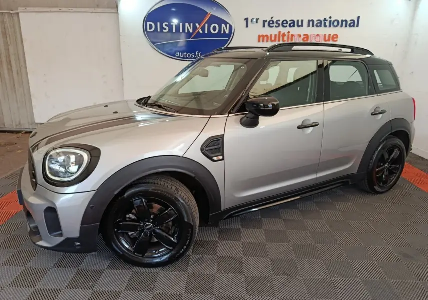 Vue 3/4 avant droit d'une MINI Countryman gris foncé avec toit noir et jantes noires brillantes.