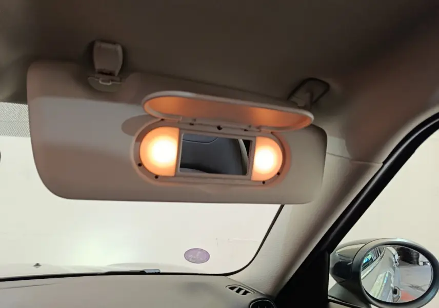 Vue intérieure du pare-soleil côté conducteur avec miroir éclairé dans un MINI Countryman gris foncé 2023.