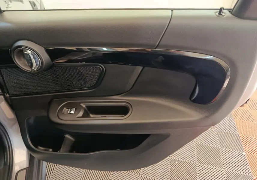 Vue intérieure du panneau de porte côté gauche gris foncé de la MINI COUNTRYMAN Cooper Edition Premium Plus 2023.