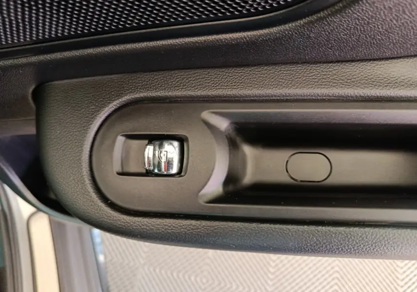 Détail de la poignée intérieure de porte côté conducteur du MINI Countryman gris foncé, finition Cooper Edition Premium Plus.