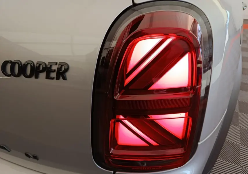 Gros plan sur le feu arrière droit rouge avec motif Union Jack du MINI Countryman gris foncé, version Cooper.
