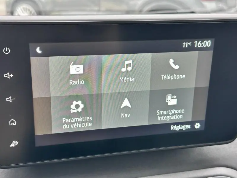 Écran tactile central du tableau de bord du Dacia Jogger 2024 affichant les options radio, média, téléphone et navigation.