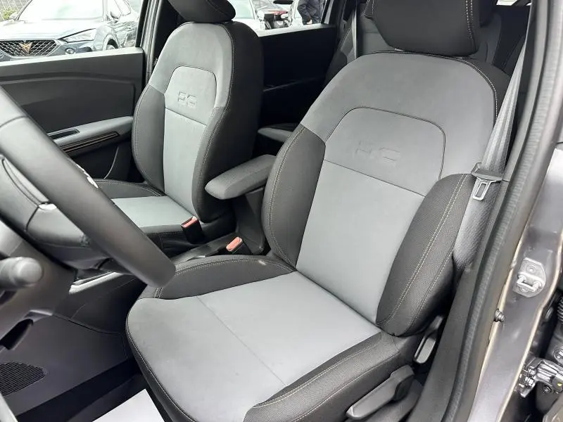 Vue intérieure côté conducteur du Dacia Jogger gris Schiste, sièges tissu bi-ton avec logo Extreme+ embossé.