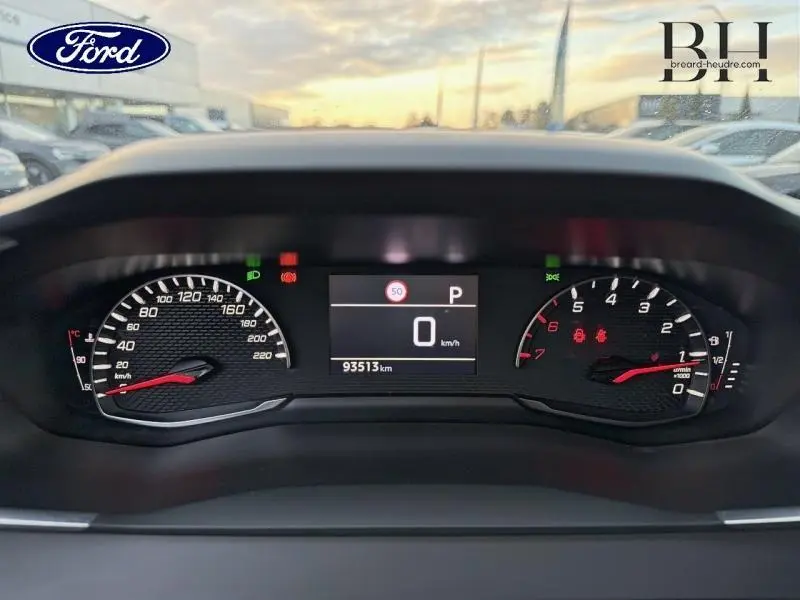 Vue rapprochée du tableau de bord numérique du Peugeot 2008 gris Artense, affichant 93 513 km et vitesse à 0 km/h.