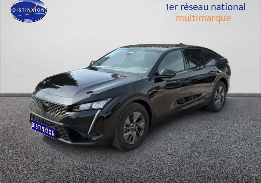 Peugeot 408 Hybrid 136 allure e-dcs6 noir en 3/4 avant droit, avec calandre distinctive et jantes alu.