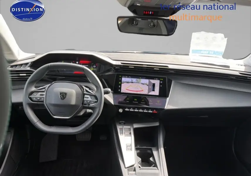Intérieur avant du Peugeot 408 Hybrid 136 allure 2024, tableau de bord moderne avec écran tactile et volant cuir noir.