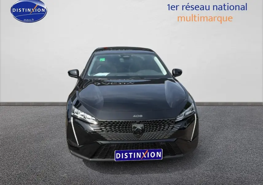 Vue frontale d'une Peugeot 408 Hybrid 136 allure e-dcs6 noire avec feux LED et calandre distinctive.