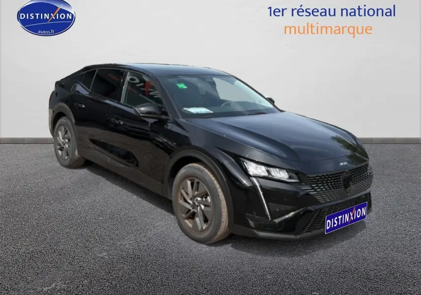 Peugeot 408 Hybrid noir en 3/4 avant droit, avec phares LED et jantes alu distinctives.