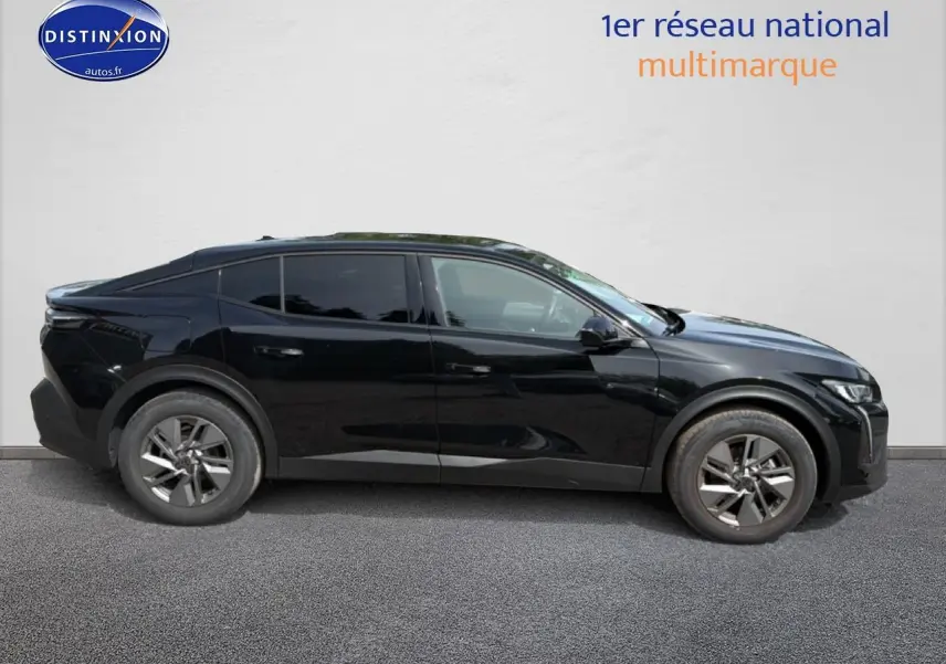 Profil côté droit d'une Peugeot 408 Hybrid 136 allure e-dcs6 noire avec vitres surteintées et jantes alu.