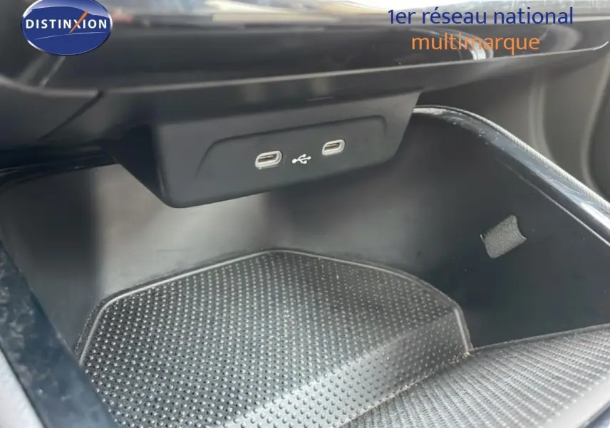 Gros plan sur la console centrale de la Skoda Fabia blanche 2025, montrant deux ports USB-C intégrés.