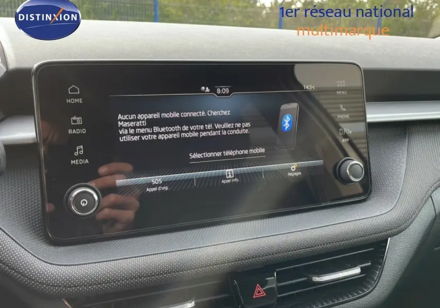 Vue rapprochée de l’écran tactile central de la Skoda Fabia blanche 2025, affichant le menu Bluetooth et commandes multimédia.