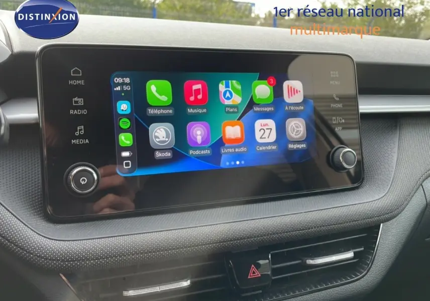 Écran tactile central de la Skoda Fabia 2025 blanc glacier, affichant l'interface Apple CarPlay, vue intérieure frontale.