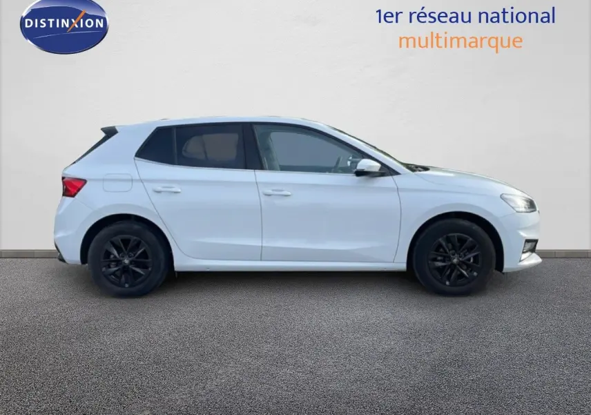 Profil droit d'une Skoda Fabia blanc glacier 2025 avec jantes noires et lignes épurées sur fond neutre.