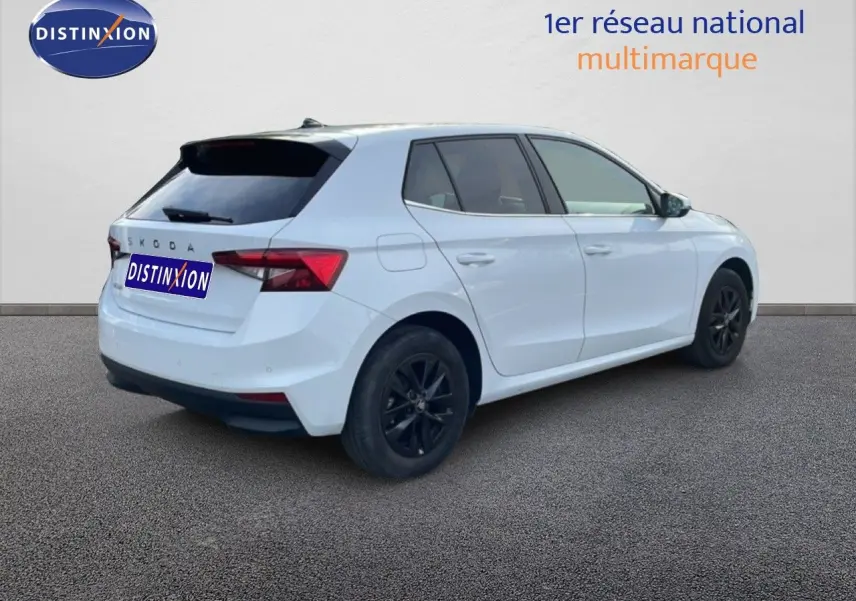 Vue 3/4 arrière droite d'une Skoda Fabia blanche Glacier 2025 avec jantes noires et vitres teintées.