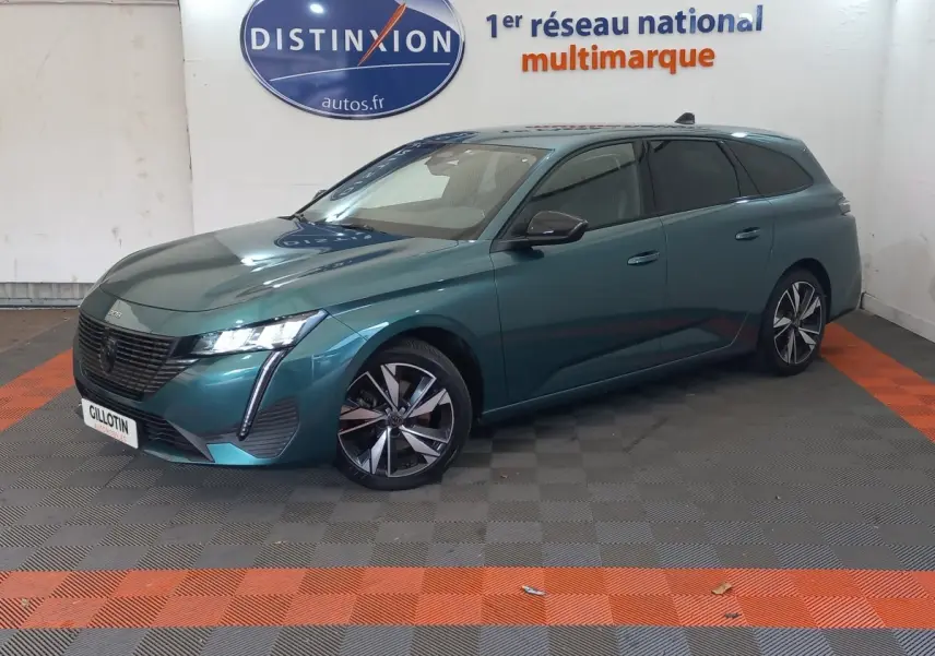 Peugeot 308 break bleu en 3/4 avant droit, avec jantes alliage et phares LED distinctifs.
