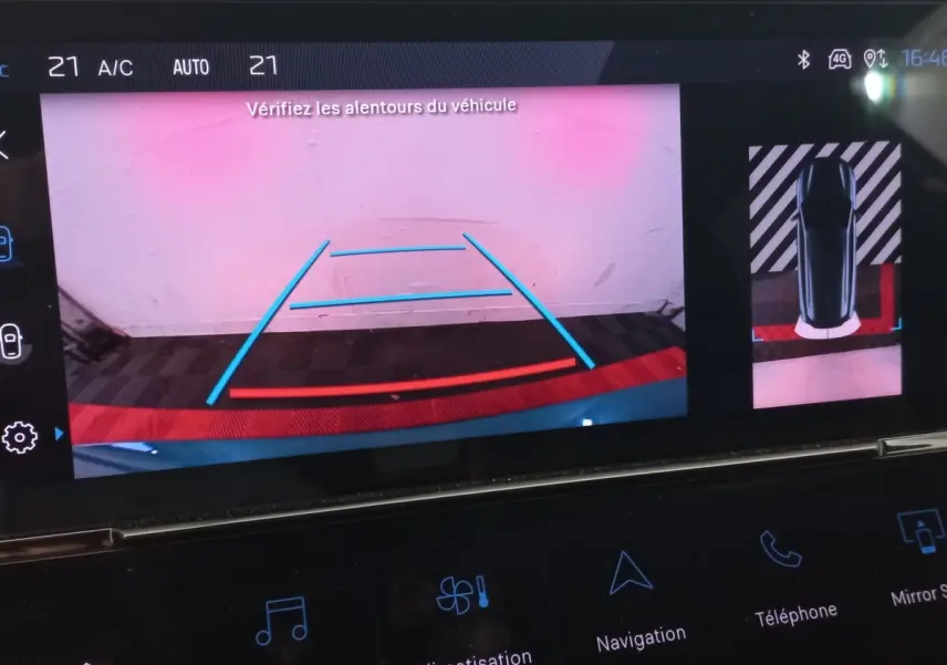 Écran tactile de la Peugeot 308 bleu montrant la caméra de recul et l’aide au stationnement en vue arrière.