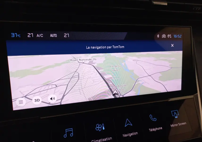 Écran tactile central affichant la navigation 3D TomTom dans l’habitacle d’une Peugeot 308 bleu, version Allure.