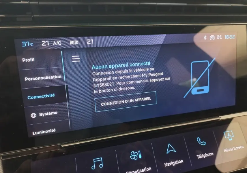 Écran tactile central de la Peugeot 308 PureTech 130 Allure 2022 montrant le menu connectivité, interface moderne.