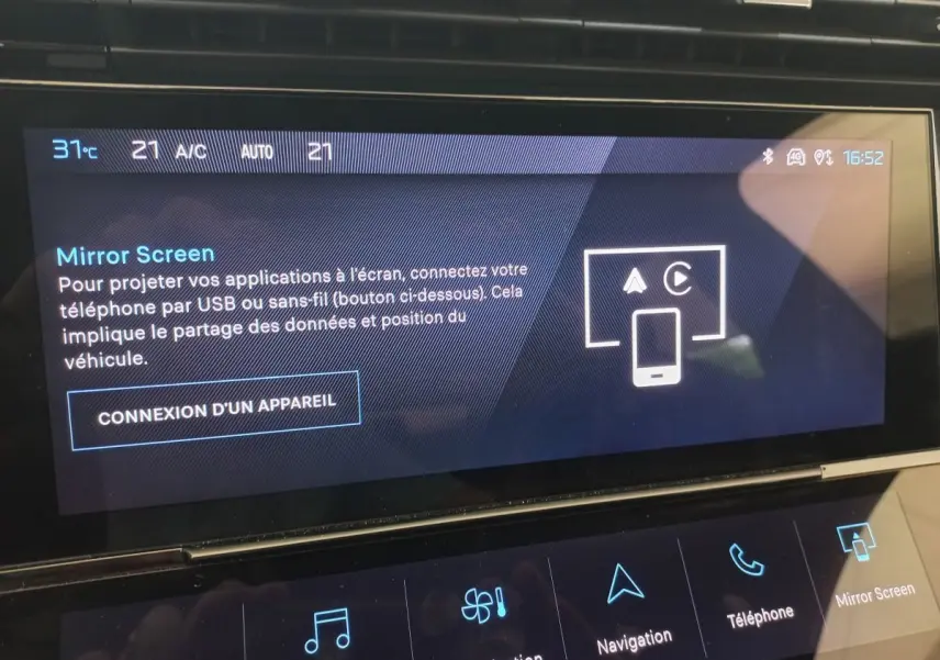 Écran tactile central de la Peugeot 308 bleu affichant l'interface Mirror Screen avec options climatisation et navigation.