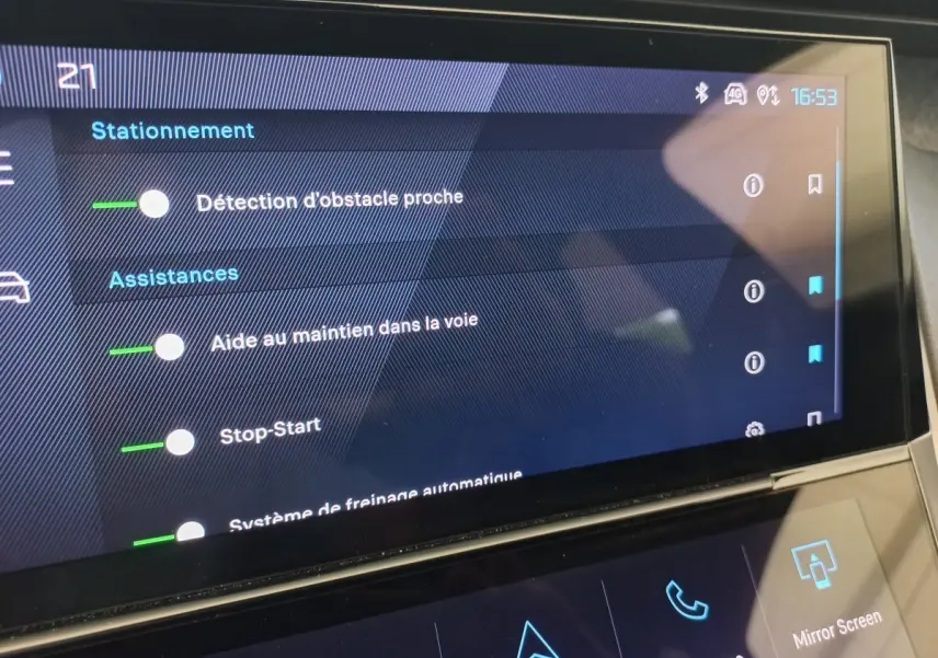 Écran tactile intérieur de la Peugeot 308 bleu, affichant les options d’assistance à la conduite et stationnement.